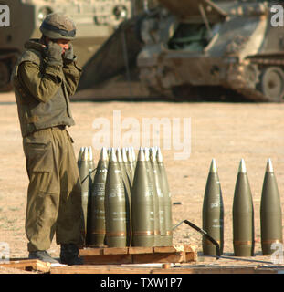 An Israeli soldiers covers his ears just moments before a mobile artillery unit fires a shell into the Gaza Strip from Nahal Oz, July 05, 2006. The Israeli army tries to hit Palaestinian militants trying to launch Qasamrockets into Israel. (UPI Photo/Joerg Waizmann) Stock Photo