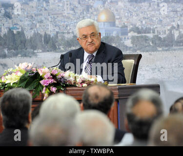 Members of Palestinian President Mahmoud Abbas' security force dance ...