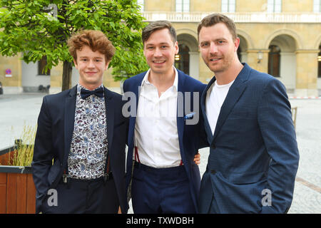 Munich, Germany. 25th June, 2019. Jonas Holdenrieder (l-r), actor and award sponsor, David Kross, actor and award sponsor and Friedrich Mücke, actor and award sponsor come to the award ceremony of the Peace Prize of German Film - Die Brücke ins Cuvilliés Theater. Director M. Herbig is to receive an award for his film 'Ballon', in which Holdenrieder, Kross and Mücke occupy leading roles. Credit: Tobias Hase/dpa/Alamy Live News Stock Photo
