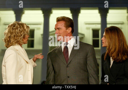 Mary Hart, California's Governor Arnold Schwarzenegger and his wife Maria Shriver before the light the state Christmas tree, in front of the west steps of the State. Sacramento, California Tuesday December 9th, 2003.  (UPI/Ken James) Stock Photo