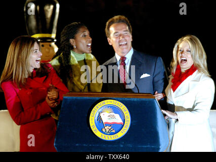 (L to R)First Lady Maria Shriver, singer Nita Whitaker, California Governor Arnold Schwarzenegger and Entertainment Tonight co-anchor Mary Hart sing 'Deck The Halls' after the lighting of the State Capitol Christmas tree at the State Capitol in Sacramento, California on December 6, 2005. This year's tree is a 55-foot White Douglas Fir from El Dorado County, decorated with approximately 6,500 LED lights. These lights will save 95 percent of the energy used to light the tree. (UPI Photo/Ken James) Stock Photo