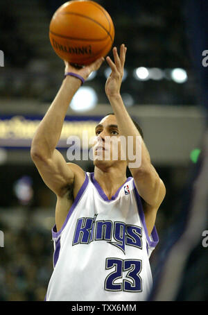 Sacramento Kings guard Kevin Martin and forward Shareef Abdur-Rahim defend  the basket, against San Antonio Spurs guard Tony Parker, at Arco Arena, in  Sacramento, California, on May 5, 2006. The Spurs beat