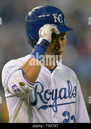 Kansas City Royals' Nori Aoki, of Japan, runs to third base after