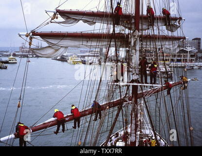 AJAXNETPHOTO. PORTSMOUTH, ENGLAND. - TALL SHIP SAILING - CREW OF THE TALL SHIP PRINCE WILLIAM FURLING SAIL BEFORE ENTERING HARBOUR. PHOTO:JONATHAN EASTLAND/AJAX REF:131208 177 Stock Photo