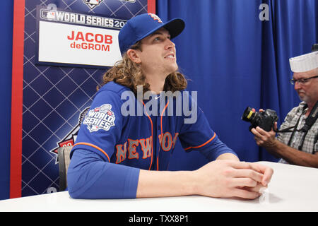 New York Mets starting pitcher Jacob deGrom (48) speaks to the