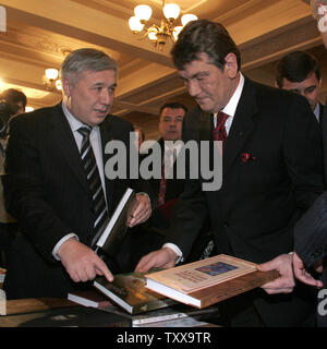 Ukrainian President Viktor Yushchenko (R) and Prime Minister Yuri Yekhanurov choose a book after parliament session in  Kiev, February 9, 2006. Yushchenko makes his annual state of the nation address in parliament. (UPI Photo/Sergey Starostenko) Stock Photo