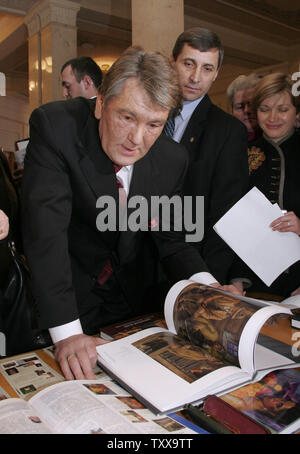 Ukrainian President Viktor Yushchenko  looks at a book after parliament session in  Kiev, February 9, 2006. Yushchenko makes his annual state of the nation address in parliament. (UPI Photo/Sergey Starostenko) Stock Photo