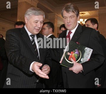 Ukrainian President Viktor Yushchenko (R) and Prime Minister Yuri Yekhanurov choose a book after parliament session in  Kiev, February 9, 2006. Yushchenko makes his annual state of the nation address in parliament. (UPI Photo/Sergey Starostenko) Stock Photo