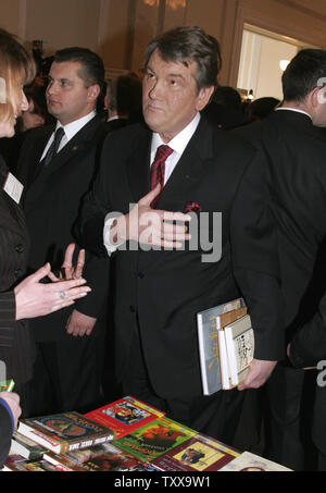 Ukrainian President Viktor Yushchenko chooses a book after a parliament session in  Kiev, February 9, 2006. Yushchenko makes his annual state of the nation address in parliament. (UPI Photo/Sergey Starostenko) Stock Photo