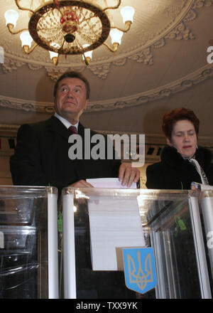Main Ukrainian opposition leader Viktor Yanukovych (L) and his wife Luydmila cast their ballots during voting in the parliament elections at a polling station in Kiev on March 26, 2006. Former Prime Minister Yanukovich was a main rival of Ukrainian leader Victor Yushchenko in the presidential elections in 2004.Today. (UPI Photo/Sergey Starostenko) Stock Photo