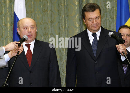 Russian Prime Minister Mikhail Fradkov (L) and his Ukrainian counterpart Viktor Yanukovych speak with journalists after the signing of a bilateral cooperation agreement at the government house in Kiev on October 24, 2006. Ukrainian government has received confirmation from Russia to secure at least 55 billion cubic meters of gas at no higher than $130 per 1,000 cubic meters next year, Yanukovich said on Tuesday. ((UPI Photo/Sergey Starostenko) Stock Photo
