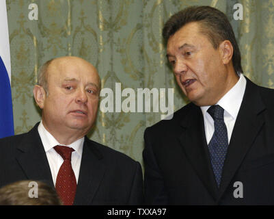Russian Prime Minister Mikhail Fradkov (L) and Ukrainian counterpart Viktor Yanukovych speak after the signing of a bilateral cooperation agreement at the government house in Kiev on October 24, 2006. Ukrainian government has received confirmation from Russia to secure at least 55 billion cubic meters of gas at no higher than $130 per 1,000 cubic meters next year, Yanukovich said on Tuesday. ((UPI Photo/Sergey Starostenko) Stock Photo