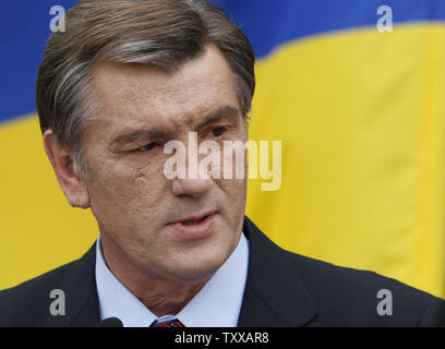 Ukrainian President Viktor Yushchenko makes a statement on results of the parliamentary election in Kiev on October 3, 2007. Yushchenko said virtually all ballots have been tallied from Sunday's election, giving his party and opposition leader Yulia Tymoshenko a lead but not a controlling majority in parliament, leading to coalition talks. (UPI Photo/Sergey Starostenko) Stock Photo