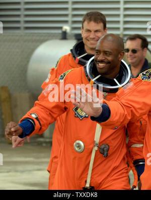 Astronaut Leland Melvin, Mission Specialist 1 of Space Shuttle Atlantis' mission STS 122 departs from the crew quarters at the Kennedy Space Center, Florida on February 7, 2008. Atlantis will fly to the International Space Station where the crew will install the European Space Agency's Columbus module to the orbiting laboratory. .(UPI Photo/Joe Marino-Bill Cantrell) Stock Photo