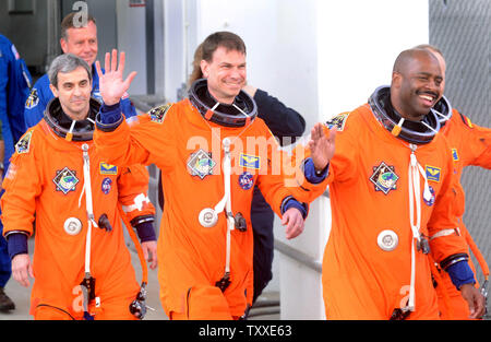 Astronaut Leland D. Melvin (R), astronaut Stanley G. Love (C) and European Space Agency's Leopold Eyharts make their way to Launch Complex 39A to board Space Shuttle Atlantis in preparation for launch of mission STS-122 at the Kennedy Space Center, Florida on February 7, 2008. NASA is making final preparations to launch Atlantis on an 11 day service mission to the International Space Station. (UPI Photo/Kevin Dietsch) Stock Photo