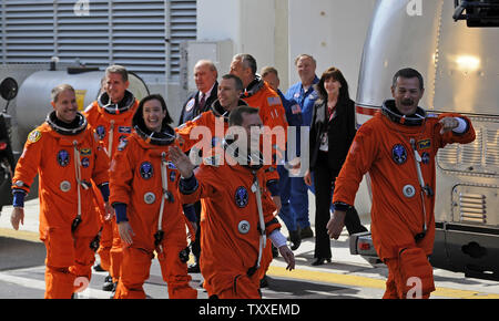 The astronaut crew of STS 125 lead by Commander Scott Altman (r) departs from the Operations and Checkout Building at the Kennedy Space Center, Florida on May 11, 2009. The crew will be transported to Launch Complex 39A where NASA's space shuttle 'Atlantis' awaits launch for an eleven day mission which will be the final shuttle flight to NASA's Hubble Space Telescope (UPI Photo/Joe Marino - Bill Cantrell) Stock Photo