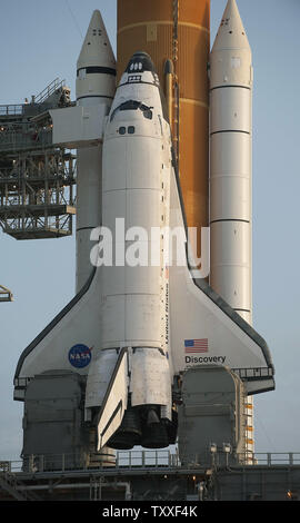 NASA's Space Shuttle 'Discovery' sits bolted to Pad 39 A at the Kennedy Space Center in Florida on August 27, 2009., NASA is ready to fly the shuttle on mission STS 128 following two postponements for weather and technical issues. Launch is scheduled for approximately 12:20 on Friday morning. Discovery will fly with a crew of seven to the International Space Station.      UPI/Joe Marino-Bill Cantrell Stock Photo