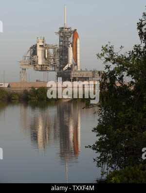 NASA's Space Shuttle 'Discovery' sits bolted to Pad 39 A at the Kennedy Space Center in Florida on August 27, 2009., NASA is ready to fly the shuttle on mission STS 128 following two postponements for weather and technical issues. Launch is scheduled for approximately 12:20 on Friday morning. Discovery will fly with a crew of seven to the International Space Station.      UPI/Joe Marino-Bill Cantrell Stock Photo