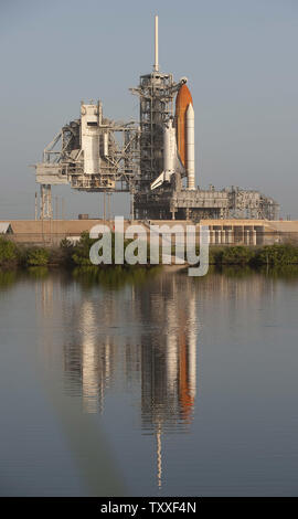 NASA's Space Shuttle 'Discovery' sits bolted to Pad 39 A at the Kennedy Space Center in Florida on August 27, 2009., NASA is ready to fly the shuttle on mission STS 128 following two postponements for weather and technical issues. Launch is scheduled for approximately 12:20 on Friday morning. Discovery will fly with a crew of seven to the International Space Station.      UPI/Joe Marino-Bill Cantrell Stock Photo