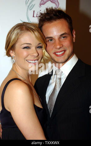Singer LeAnn Rimes and her husband Dean Sheremet arrive at the 8th Annual Lili Claire Benefit Sat. Oct. 15, 2005 in Beverly Hills, California. All proceeds from the program will benefit The Lili Claire Foundation's programs. (UPI Photo/Michael Tweed) Stock Photo