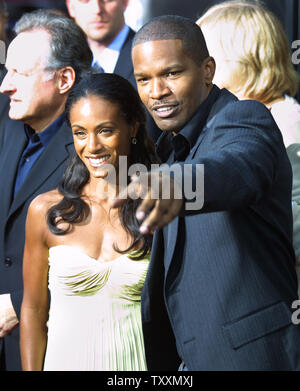 "Collateral" cast members Jada Pinkett Smith and Jamie Foxx pose