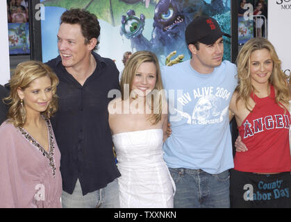 Sarah Michelle Gellar, Matthew Lillard, Linda Cardellini, Freddie Prinze Jr. and Alicia Silverstone (L-R), cast members in the motion picture comedy adventure 'Scooby-Doo 2: Monsters Unleashed,' pose during the premiere of the film Saturday, March 20, 2004 at Grauman's Chinese Theatre in the Hollywood section of Los Angeles, California.  (UPI Photo/Peter Banks) Stock Photo