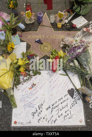 Flowers, notes and other mementos left by fans surround Johnny Carson's Star on the Hollywood Walk of Fame in Los Angeles, California January 24, 2005. Carson, a TV icon whose easy Midwestern charm and quick wit made him the king of late night during his 30-year reign as host of NBC's 'The Tonight Show,'died Sunday at his Malibu home. He was 79. Carson's down-home personality and always-tasteful humor set the standard by which all TV hosts who followed him have been judged. During his 1962-92 run on 'The Tonight Show Starring Johnny Carson,' the program was a cherished bedtime ritual for milli Stock Photo