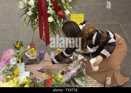 Stephanie Curtis of Los Angeles touches Johnny Carson's Star on the Hollywood Walk of Fame in Los Angeles, California January 24, 2005. Carson, a TV icon whose easy Midwestern charm and quick wit made him the king of late night during his 30-year reign as host of NBC's 'The Tonight Show,' died Sunday at his Malibu home. He was 79. Carson's down-home personality and always-tasteful humor set the standard by which all TV hosts who followed him have been judged. During his 1962-92 run on 'The Tonight Show Starring Johnny Carson,' the program was a cherished bedtime ritual for millions of American Stock Photo