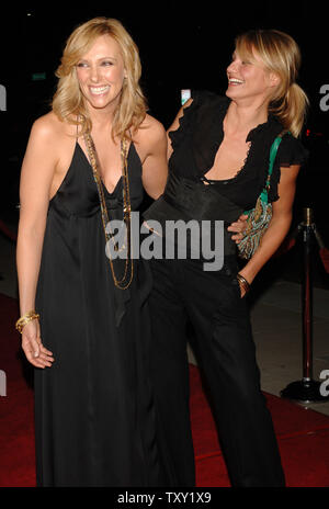 Cameron Diaz (R) and Toni Collette who co-star in the motion picture dramatic comedy 'In Her Shoes' share a moment during the premiere of the film at the Academy of Motion Pictures Arts and Sciences in Beverly Hills, California September 28, 2005. The movie, based on the novel by Jennifer Weiner, tells the story of party girl Maggie Feller, played by Diaz, and her head-on-straight sister Rose, played by Collette. The film opens in the U.S. on October 7, 2005.  (UPI Photo/Jim Ruymen) Stock Photo