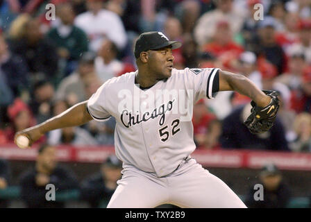 Chicago White Sox starting pitcher Jose Contreras throws in the first inning to the Los Angeles Angels of Anaheim in game 5 of the American League Championship Series October 16, 2005, in Anaheim, CA.  (UPI Photo/John Hayes) Stock Photo