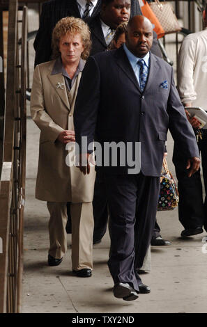 Music producer Phil Spector (L), charged with fatally shooting actress Lana Clarkson, departs with an unidentified woman (not pictured) flanked by bodyguards after appearing for a pretrial hearing with his attorney Bruce Cutler, at the Los Angeles Superior Court in downtown Los Angeles, California October 27, 2005. The judge ruled that jurors will be allowed to hear that the record producer was allegedly overheard saying he 'didn't mean to shoot her,' following the death of Clarkson, who he is accused of killing. Spector's attorney Bruce Cutler, who wanted the statement suppressed, has emphati Stock Photo