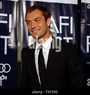 British actor Jude Law arrives as a guest for the North American premiere of 'Casanova' at AFI Fest 2005 in the Hollywood section of Los Angeles November 13, 2005. The film, directed by Lasse Hallstrom and also starring Sienna Miller, Heath Ledger, Lena Olin, Natalie Dormer and Oliver Platt, opens December 25 in the United States.    (UPI Photo/Jim Ruymen) Stock Photo