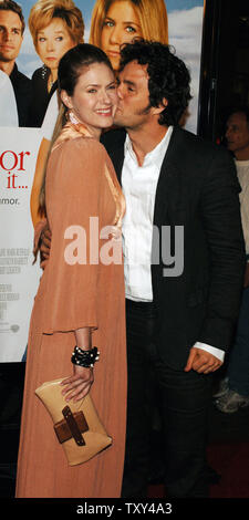 Actor Mark Ruffalo (R), a cast member in the motion picture comedy 'Rumor has it...', arrives with his wife Sunrise Coigney for the film's premiere at Grauman's Chinese Theatre in the Hollywood section of Los Angeles December 15, 2005. The film, directed by Rob Reiner, stars Jennifer Aniston as a woman who puts her marriage plans on hold so she can return home and unravel family secrets, and has discovered that the 1967 film 'The Graduate' was probably based on her family. The film opens in the United States Dec. 25.   (UPI Photo/Jim Ruymen) Stock Photo