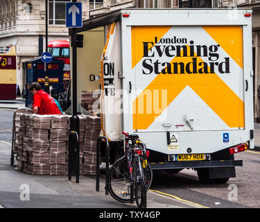 London Evening Standard newspaper delivery - van dropping out newspapers for distribution Stock Photo