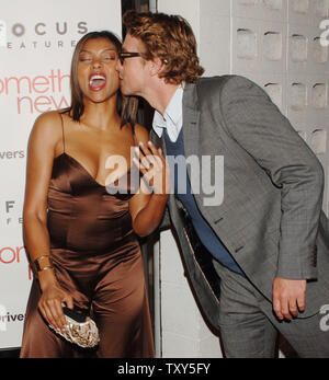 Australian actor Simon Baker (R), who stars in the dramatic comedy motion picture 'Something New', gives fellow cast member Taraji P. Henson a kiss during the premiere of the film at the Cinerama Dome in the Hollywood section of Los Angeles, California January 24, 2006.  (UPI Photo/Jim Ruymen) Stock Photo