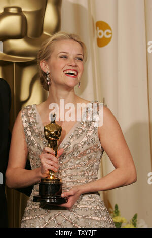 Reese Witherspoon poses with her best actress Oscar for "Walk the Line ...