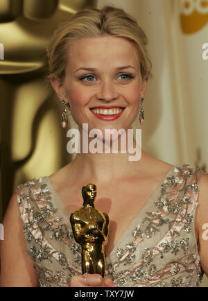 Reese Witherspoon poses with her best actress Oscar for "Walk the Line ...