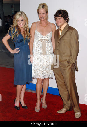 Lorraine Nicholson (L), a cast member in the motion picture comedy 'Click' arrives with her brother Raymond Nicholson (R) and their mother Rebecca Broussard (C) for the premiere of the film in Los Angeles, California on June 14, 2006. Lorraine Nicholson is the 16-year-old daughter of actor Jack Nicholson. (UPI Photo/Jim Ruymen) Stock Photo