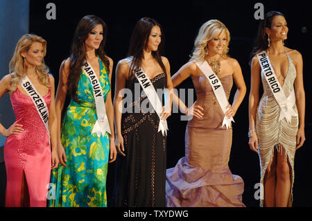 The five finalists stand on stage as they await the decision of the judges during the Miss Universe 2006 pageant in Los Angeles on July 23, 2006. From left are , Lauriane Gillieron, Miss Switzerland 2006; Lourdes Arevalos, Miss Paraguay 2006; Kurara Chibana, Miss Japan 2006; Tara Conner, Miss USA 2006; and Zuleyka Rivera Mendoza, Miss Puerto Rico 2006. Mendoza, who is seen beaming was crowned Miss Universe 2006.  (UPI Photo/Jim Ruymen) Stock Photo