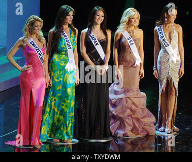 The five finalists stand on stage as they await the decision of the judges during the Miss Universe 2006 pageant in Los Angeles on July 23, 2006. From left are , Lauriane Gillieron, Miss Switzerland 2006; Lourdes Arevalos, Miss Paraguay 2006; Kurara Chibana, Miss Japan 2006; Tara Conner, Miss USA 2006; and Zuleyka Rivera Mendoza, Miss Puerto Rico 2006.   (UPI Photo/Jim Ruymen) Stock Photo