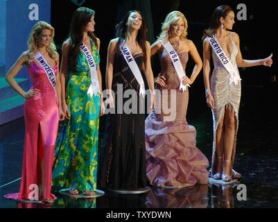 The five finalists stand on stage as they await the decision of the judges during the Miss Universe 2006 pageant in Los Angeles on July 23, 2006. From left are , Lauriane Gillieron, Miss Switzerland 2006; Lourdes Arevalos, Miss Paraguay 2006; Kurara Chibana, Miss Japan 2006; Tara Conner, Miss USA 2006; and Zuleyka Rivera Mendoza, Miss Puerto Rico 2006. Mendoza, who is seen giving a thumbs up was crowned Miss Universe 2006.  (UPI Photo/Jim Ruymen) Stock Photo