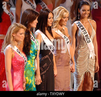 The five finalists hold hands as they await the decision of the judges during the Miss Universe 2006 pageant in Los Angeles on July 23, 2006. From left are , Lauriane Gillieron, Miss Switzerland 2006; Lourdes Arevalos, Miss Paraguay 2006; Kurara Chibana, Miss Japan 2006; Tara Conner, Miss USA 2006; and Zuleyka Rivera Mendoza, Miss Puerto Rico 2006. Mendoza, who is seen beaming was crowned Miss Universe 2006.  (UPI Photo/Jim Ruymen) Stock Photo