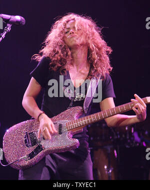 Latin pop performing artist Shakira performs in concert at the Staples Center in Los Angeles, California on August 15, 2006.           (UPI Photo/David Silpa) Stock Photo