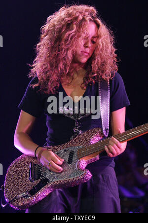 Latin pop performing artist Shakira performs in concert at the Staples Center in Los Angeles, California on August 15, 2006.           (UPI Photo/David Silpa) Stock Photo