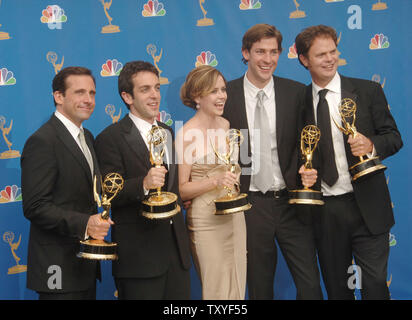 (L-R) Steve Carrell, B.J. Novak, Jenna Fischer, John Krasinski, and Rainn Wilson hold the award for outstanding comedy series 'The Office'  at  the 58th annual Primetime Emmy awards at the Shrine Auditorium in Los Angeles, California on August 27, 2006. (UPI Photo/Jim Ruymen) Stock Photo