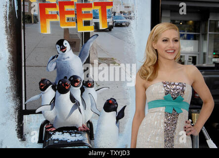 Actress Brittany Murphy, who provides the voice of Gloria in the animated motion picture comedy 'Happy Feet', arrives for the premiere of the film at Grauman's Chinese Theatre in the Hollywood section of Los Angeles, California on November 12, 2006.  (UPI Photo/Jim Ruymen) Stock Photo