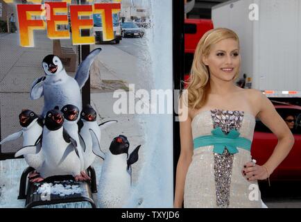 Actress Brittany Murphy, who provides the voice of Gloria in the animated motion picture comedy 'Happy Feet', arrives for the premiere of the film at Grauman's Chinese Theatre in the Hollywood section of Los Angeles, California on November 12, 2006.  (UPI Photo/Jim Ruymen) Stock Photo