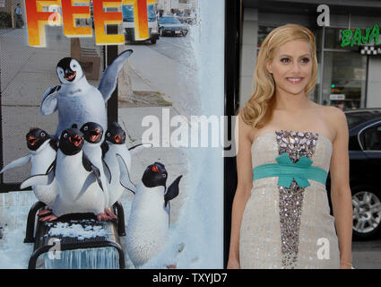 Actress Brittany Murphy, who provides the voice of Gloria in the animated motion picture comedy 'Happy Feet', arrives for the premiere of the film at Grauman's Chinese Theatre in the Hollywood section of Los Angeles, California on November 12, 2006.  (UPI Photo/Jim Ruymen) Stock Photo