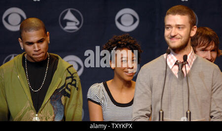 Singer Justin Timberlake (R), who received four nominations announces the best new artist nomination for Chris Brown (L) during the 49th Annual Grammy Awards nominations news conference in Los Angeles on December 7, 2006. Reacting is fellow presenter, British singer Corinne Bailey Rae. The Grammys will take place in Los Angeles on Feb. 11, 2007. (UPI Photo/Jim Ruymen) Stock Photo