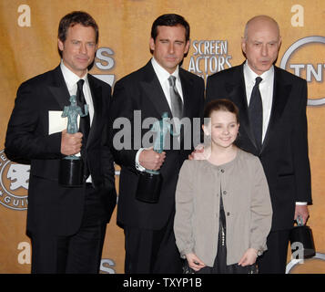 The cast of the film 'Little Miss Sunshine', which won for outstanding cast in a motion picture, (L-R) Greg Kinnear, Steve Carell, Alan Arkin and Abigail Breslin (bottom) appear backstage at the 13th Annual Screen Actors Guild Awards in Los Angeles on January 28, 2007. (UPI Photo/Jim Ruymen) Stock Photo